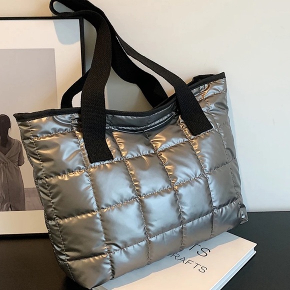 โ
Metallic Futuristic Style Colorblock Tote Bagโ
- Picture 9 of 12